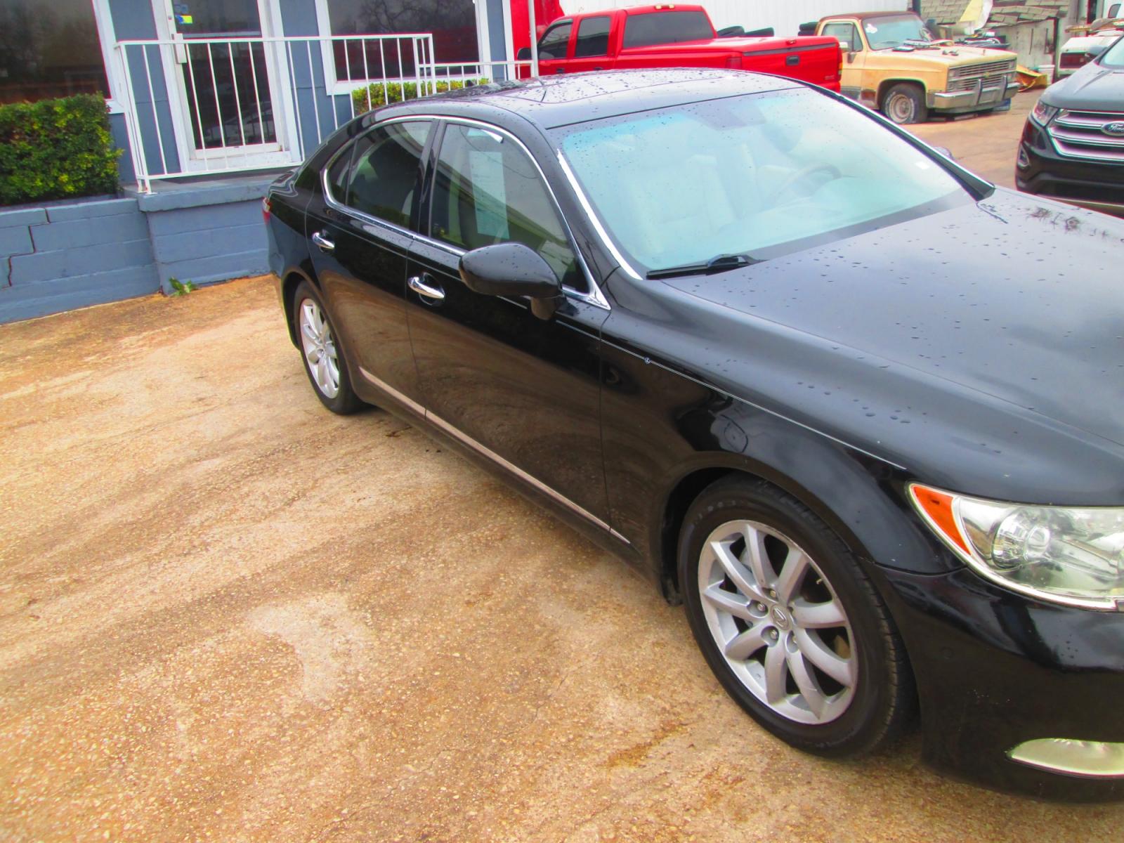 2008 BLACK Lexus LS 460 Luxury Sedan (JTHBL46F085) with an 4.6L V8 DOHC 32V engine, 8-Speed Automatic Overdrive transmission, located at 1815 NE 28th St., Fort Worth, TX, 76106, (817) 625-6251, 32.795582, -97.333069 - Photo #2